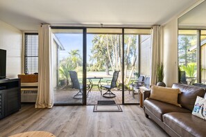 Smart TV, books - Sea Breeze Retreat at Turtle Bay (Kahuku)