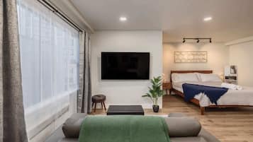 Tabla de planchar con plancha, wifi y ropa de cama