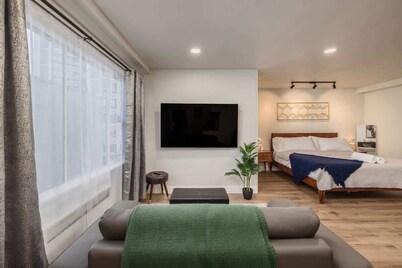 Modern Downtown Suite - Comfortable King Bed