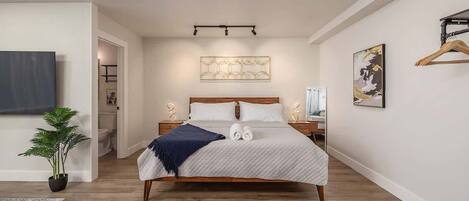 Tabla de planchar con plancha, wifi y ropa de cama