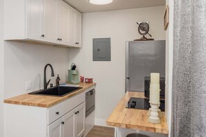 Kühlschrank, Mikrowelle, Herdplatte, Geschirrspüler