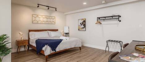 Iron/ironing board, WiFi, bed sheets