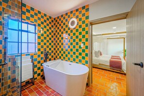 Deluxe Suite | Bathroom | Hair dryer, bathrobes, towels, soap - Casona Quetzal (Tlaquepaque)