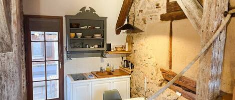 Kühlschrank, Mikrowelle, Herdplatte, Wasserkocher mit Kaffee-/Teezubehör