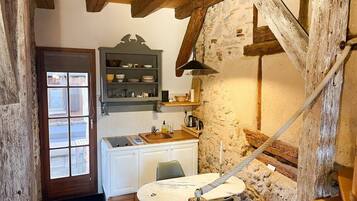 Coffee/tea maker, fridge, microwave, stovetop