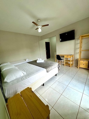 Habitación triple clásica, balcón, vista a la montaña | Ropa de cama de alta calidad, minibar y escritorio 