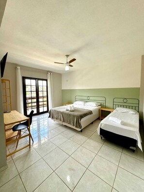 Chambre Triple Confort, balcon, vue montagne | Minibar, bureau, espace de travail pour ordinateur portable