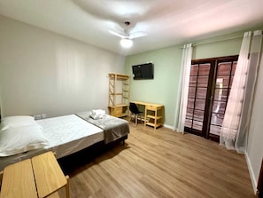 Habitación clásica doble, balcón, vistas a la montaña | Ropa de cama de alta calidad, minibar, escritorio