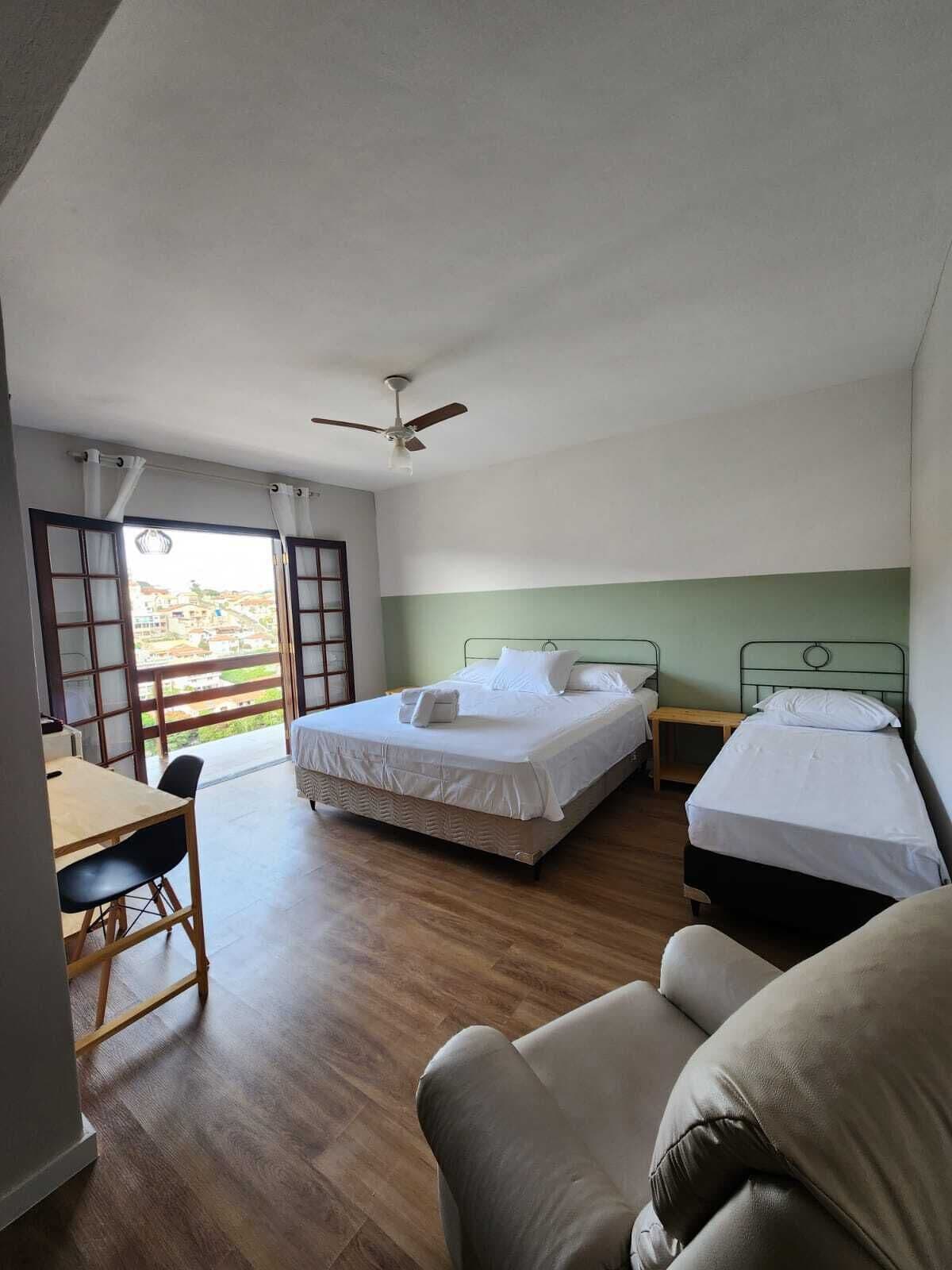 Sengetøy av topp kvalitet, minibar og skrivebord