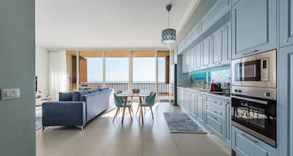 Sunny Coastal Getaway | Green Coast
