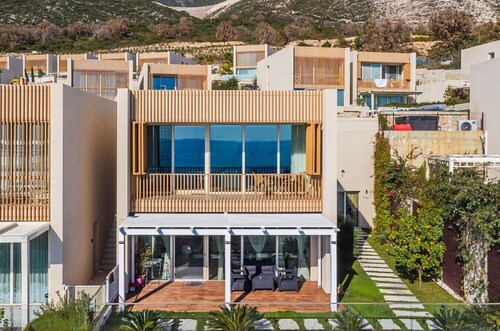 Sunny Coastal Getaway | Green Coast by PikHost