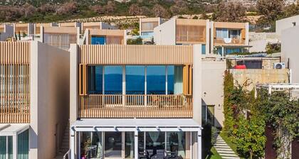 Sunny Coastal Getaway | Green Coast by PikHost