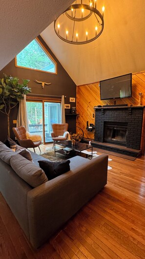 Living area - Charming 4-bedroom house, with amazing amenities! (Tobyhanna)