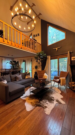 Living area - Charming 4-bedroom house, with amazing amenities! (Tobyhanna)