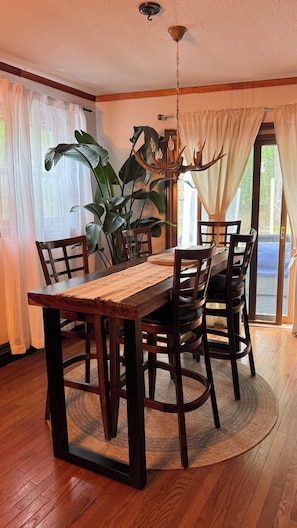 Dining - Charming 4-bedroom house, with amazing amenities! (Tobyhanna)