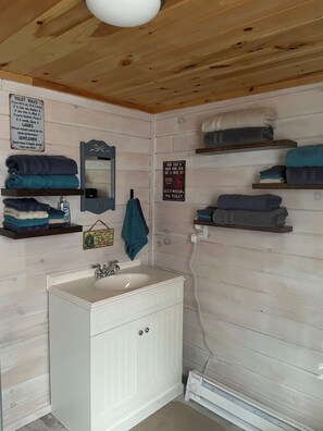 Interior - Cozy cabin in brilliant Lewis with WiFi, AC (Lewis)