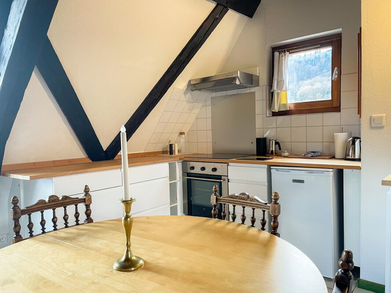Coffee/tea maker, fridge, oven, stovetop