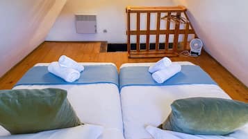 2 quartos, ferros/tábuas de passar roupa, Wi-Fi, roupa de cama