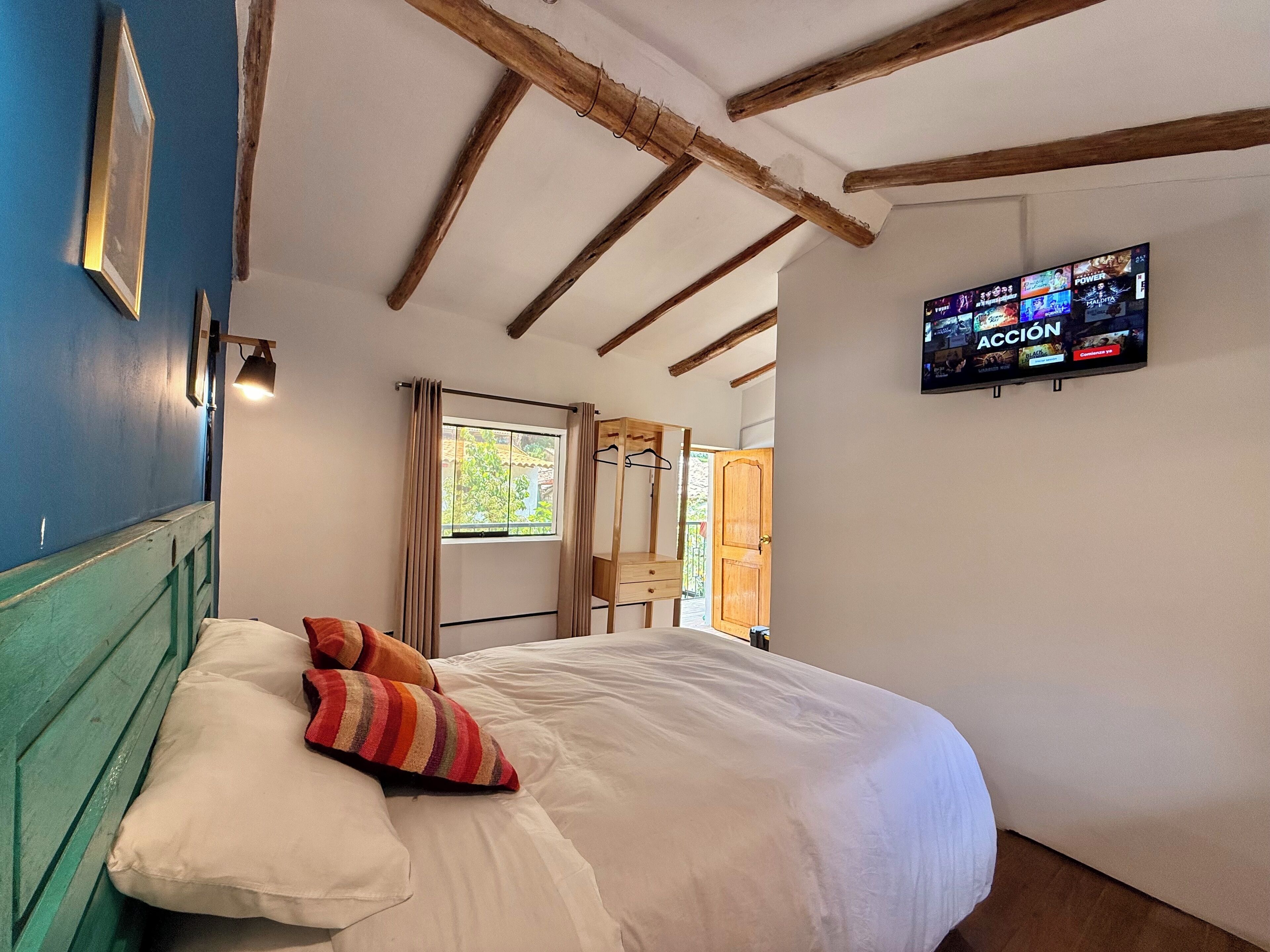 Blackout drapes, free WiFi, bed sheets