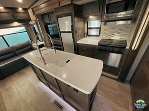 Fridge, microwave, oven, stovetop - Glamping Site #10 - Spruce Lake Resort (Kenora)