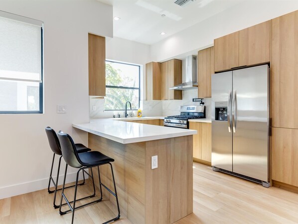 Fridge, oven, stovetop, dishwasher