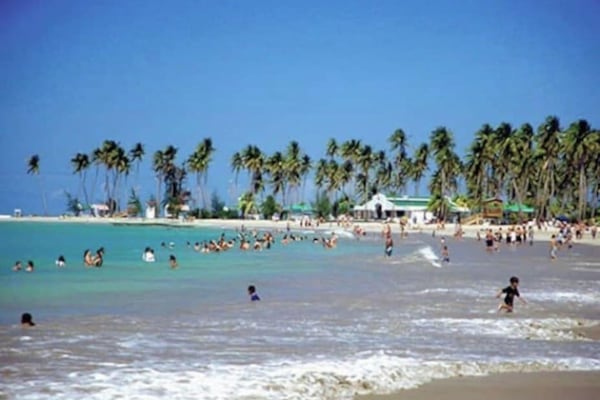 Nær stranden, solsenger og strandhåndklær