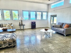 Smart-TV, Kamin, Bücher, Stereoanlage