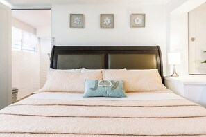 5 Schlafzimmer, Zimmersafe, Schreibtisch, Bügeleisen/Bügelbrett