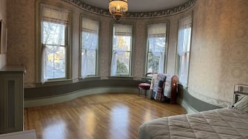 5 bedrooms, WiFi, bed sheets
