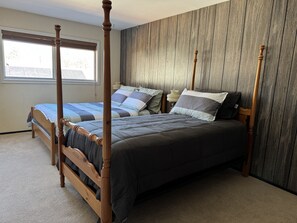 5 bedrooms, WiFi, bed sheets - Historic Hideaway. Hiking, Fishing, Swimming At Lake Or River Nearby. sleeps 25
 (Susanville)