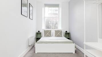 2 Schlafzimmer, Schreibtisch, Bügeleisen/Bügelbrett, Reisekinderbett