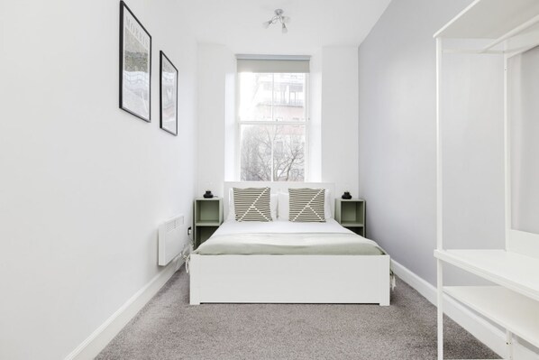 2 habitaciones, escritorio y tabla de planchar con plancha 