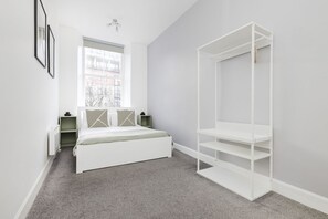 2 bedrooms, desk, iron/ironing board, travel crib - Argyl | Old Town Apt. w/ Views of the Grassmarket (Edinburgh)