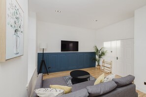 Smart TV - Argyl | Old Town Apt. w/ Views of the Grassmarket (Edinburgh)