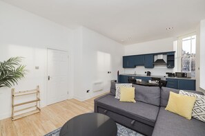 Smart TV - Argyl | Old Town Apt. w/ Views of the Grassmarket (Edinburgh)