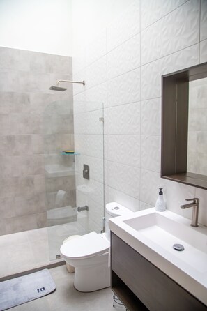 Haartrockner, Handtücher, Seife, Toilettenpapier