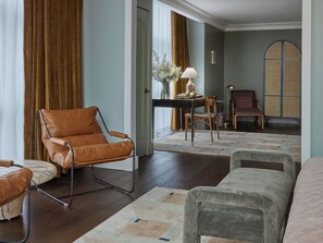 Sengetøy av topp kvalitet, dundyner, senger med overmadrass og minibar