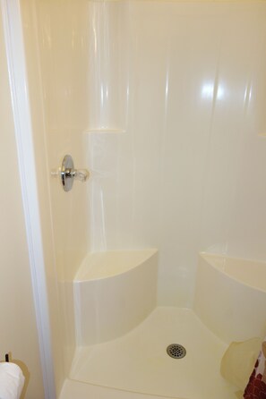 Shower, hair dryer, towels, soap - Mountain home in Newland (Newland)