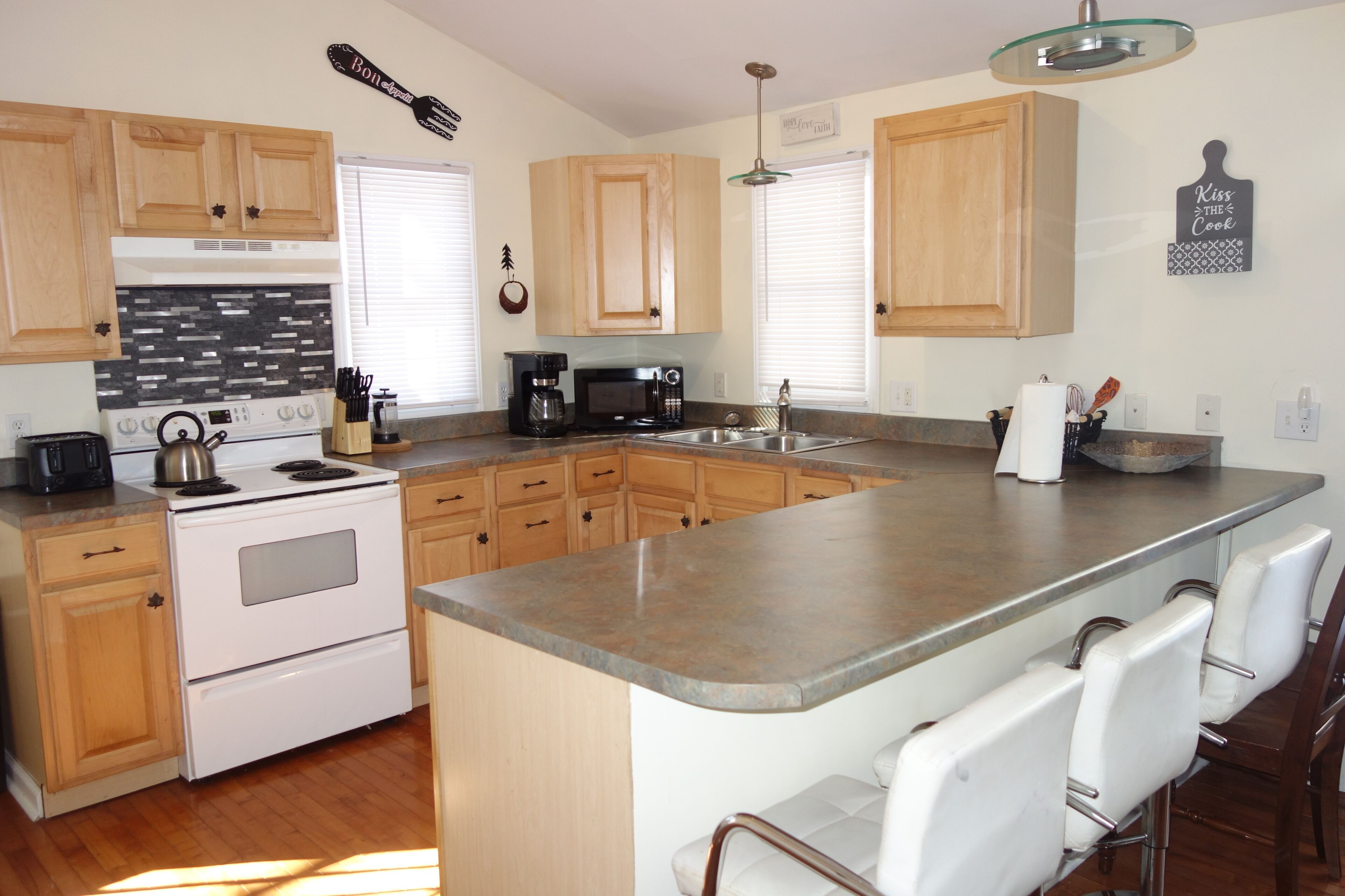 冷蔵庫、電子レンジ、オーブン、コンロ