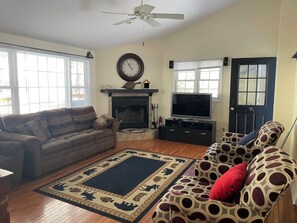 Smart TV, lareira, DVD player, aparelho de som