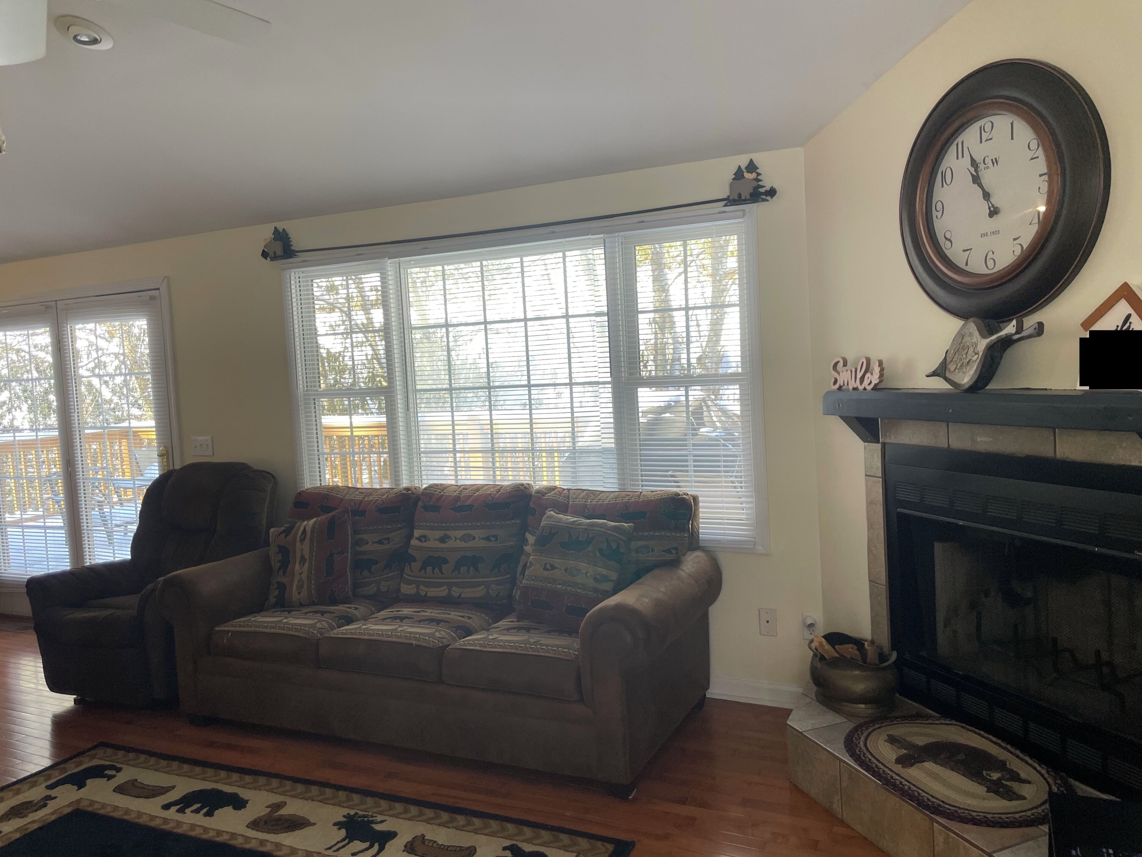 Älytelevisio, takka, DVD-soitin, stereot