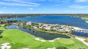 Un parcours de golf doté d’un plan d’eau, d’un club-house et d’une zone de plage.