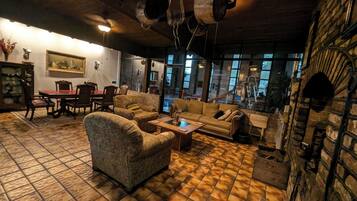 智能电视、壁炉、DVD 播放器、书