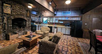 The Art History House, indoor heated pool, 3 bedrooms, with two kitchens