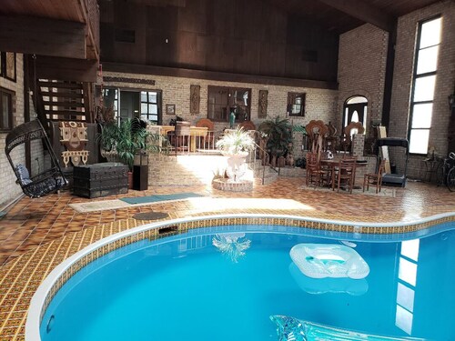 The Art History House, indoor heated pool, 3 bedrooms, with two kitchens