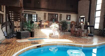 The Art History House, indoor heated pool, 3 bedrooms, with two kitchens