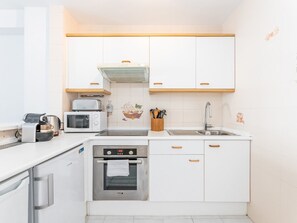 Refrigerador, microondas, horno, cafetera/tetera