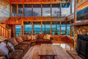 Smart TV, caminetto, libri, monitor per computer