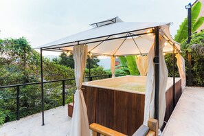 Outdoor spa tub - Spacious 5bed house with WiFi and AC in Poblado Medellin & Free Airport Pickup! (Medellín)