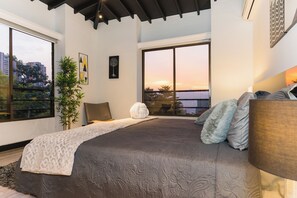 5 bedrooms, in-room safe, iron/ironing board, free WiFi - Spacious 5bed house with WiFi and AC in Poblado Medellin & Free Airport Pickup! (Medellín)